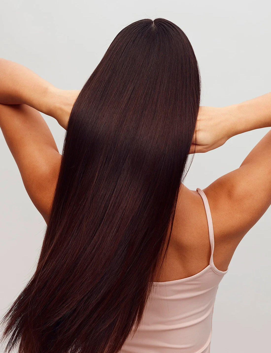 Mujer con cabello sano y fuerte gracias al cuidado del cuero cabelludo con CBD