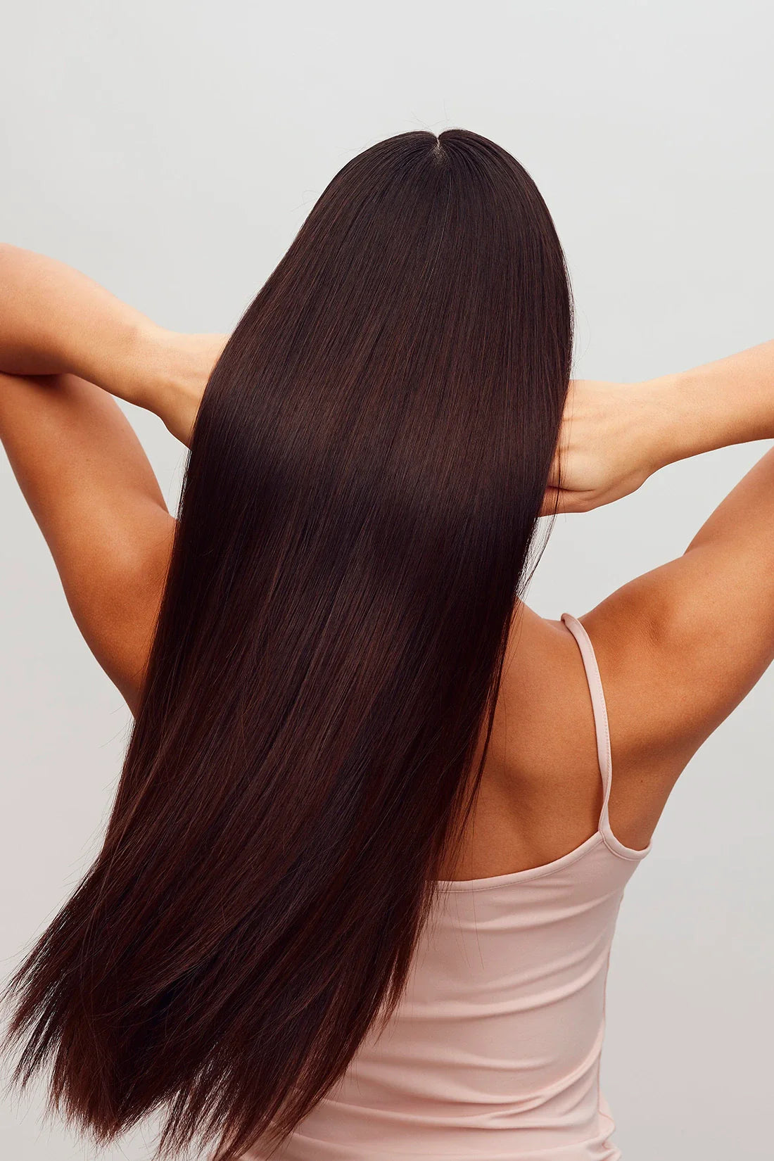 Mujer con cabello sano y fuerte gracias al cuidado del cuero cabelludo con CBD