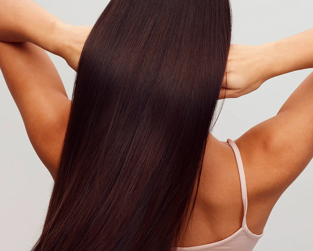 Mujer con cabello sano y fuerte gracias al cuidado del cuero cabelludo con CBD