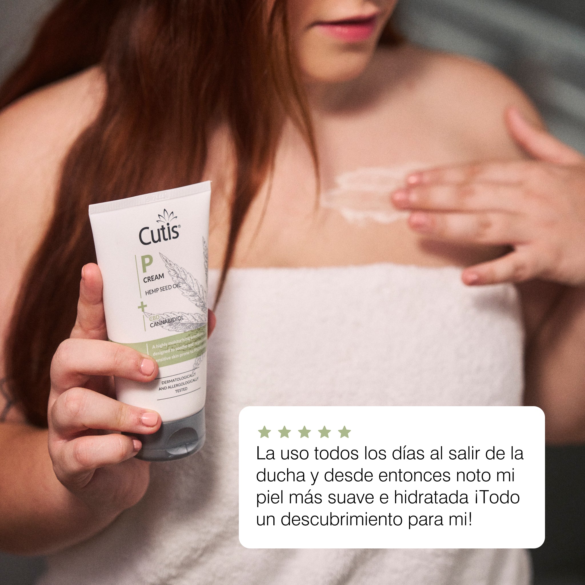 Mujer aplicando crema hidratante con CBD para aliviar la sensación de sequedad y tirantez.