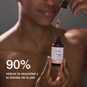 Aplicación de sérum facial con CBD sobre la piel para aportar hidratación y mejorar la luminosidad del rostro
