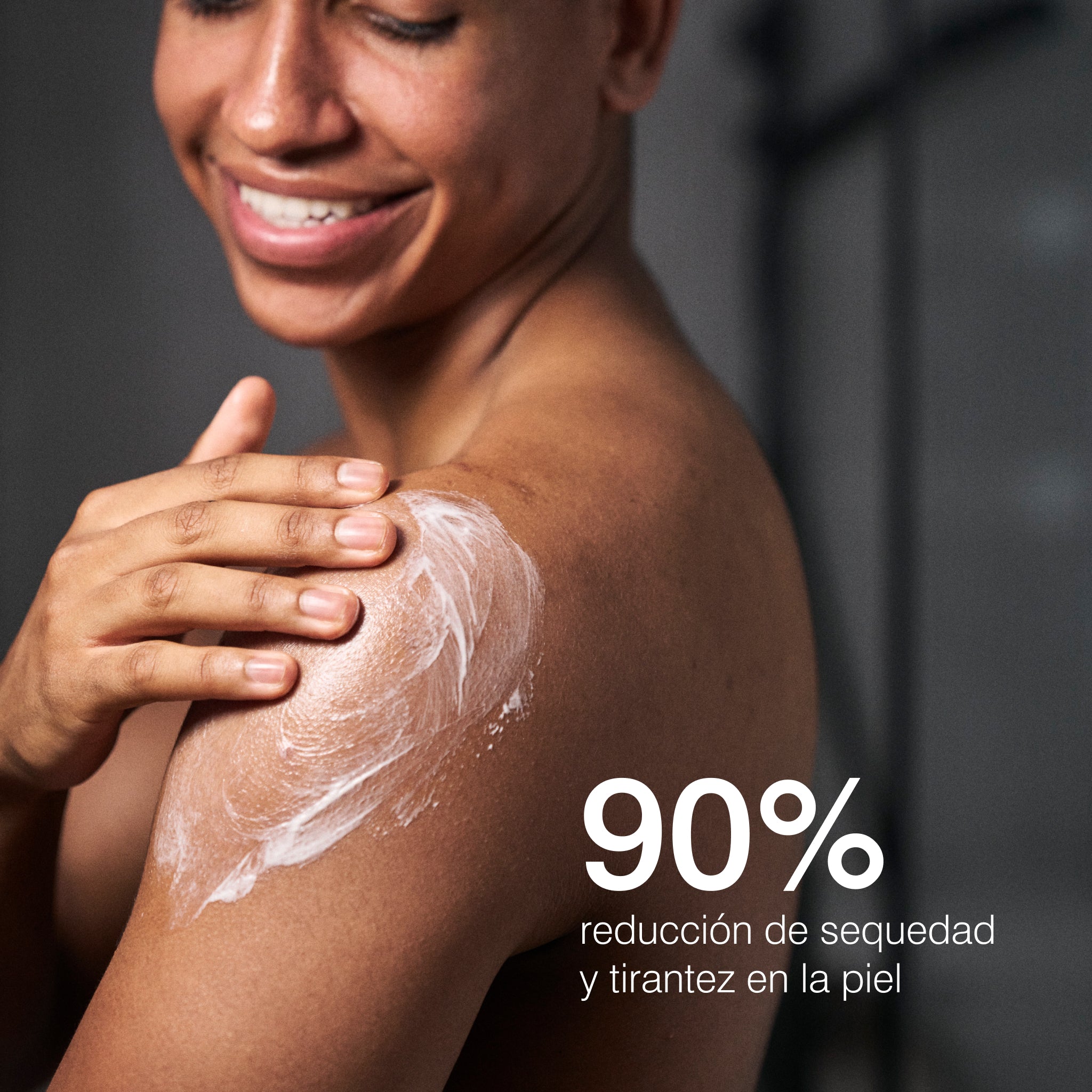 Aplicación de crema hidratante con CBD para mejorar la hidratación y el confort de la piel seca