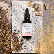 Envase de sérum facial natural con CBD de The Cutis Lab para el cuidado e hidratación de la piel.
