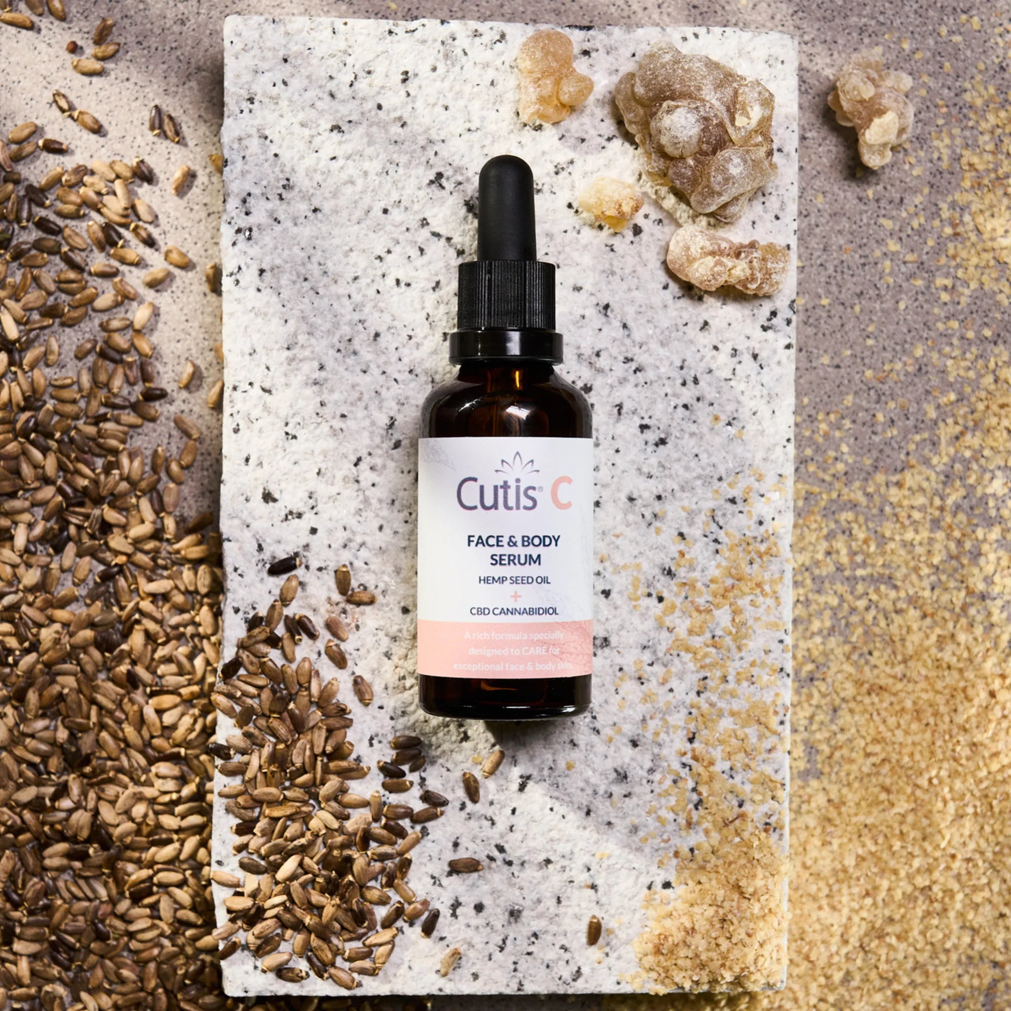 Envase de sérum facial natural con CBD de The Cutis Lab para el cuidado e hidratación de la piel.