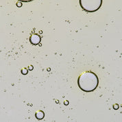 Textura ligera de sérum facial con CBD y aceites cosméticos para el cuidado diario de la piel