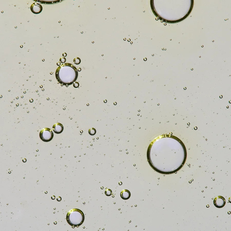 Textura ligera de sérum facial con CBD y aceites cosméticos para el cuidado diario de la piel